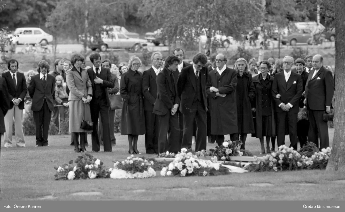 Ronnie Peterson begravning 16 september 1978 Vid graven står anhöriga ...