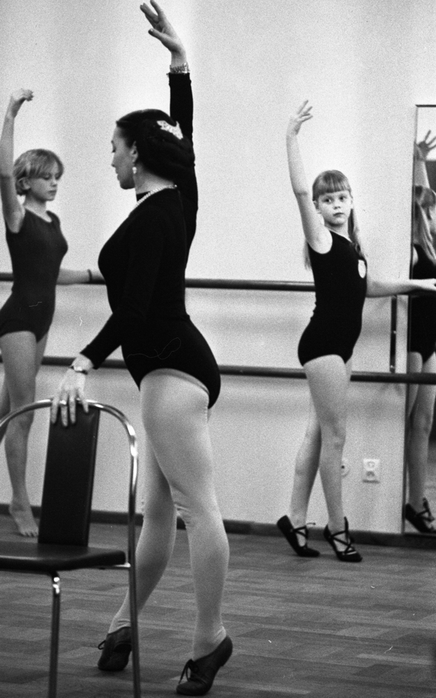 Balettskola bildsida 20 januari 1966

Flickor i balettklass vid barre