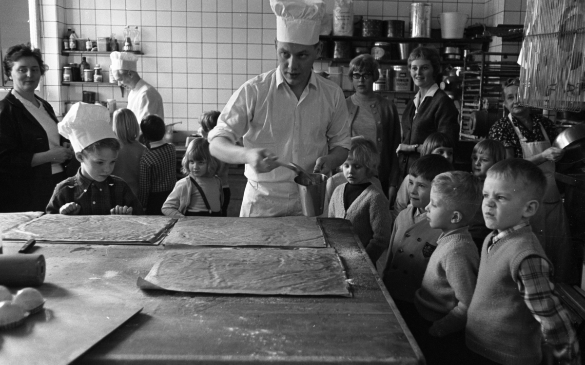 Lekskola hos bagaren 14 mars 1966

Barn studerar bagare