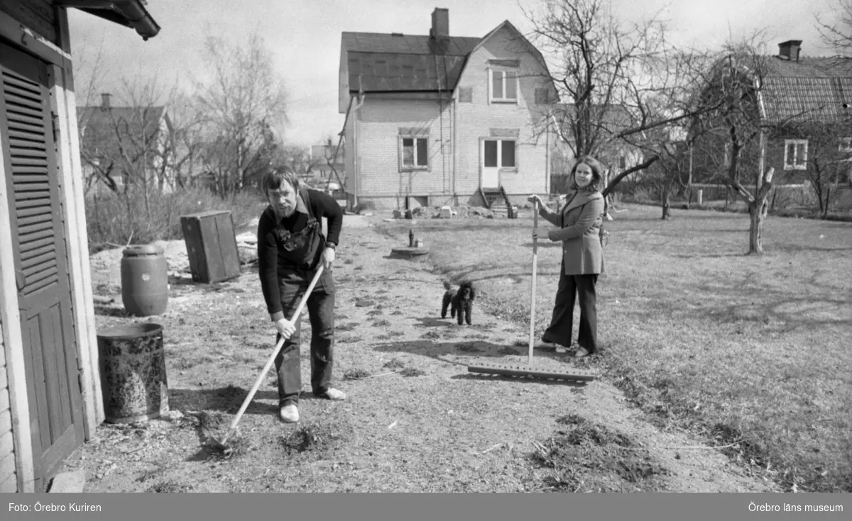 Villa-trädgård 26 april 1974

Familjen Lisbet och Sven-Bruno Ekberg håller på med trädgårdsarbete i sin trädgård.