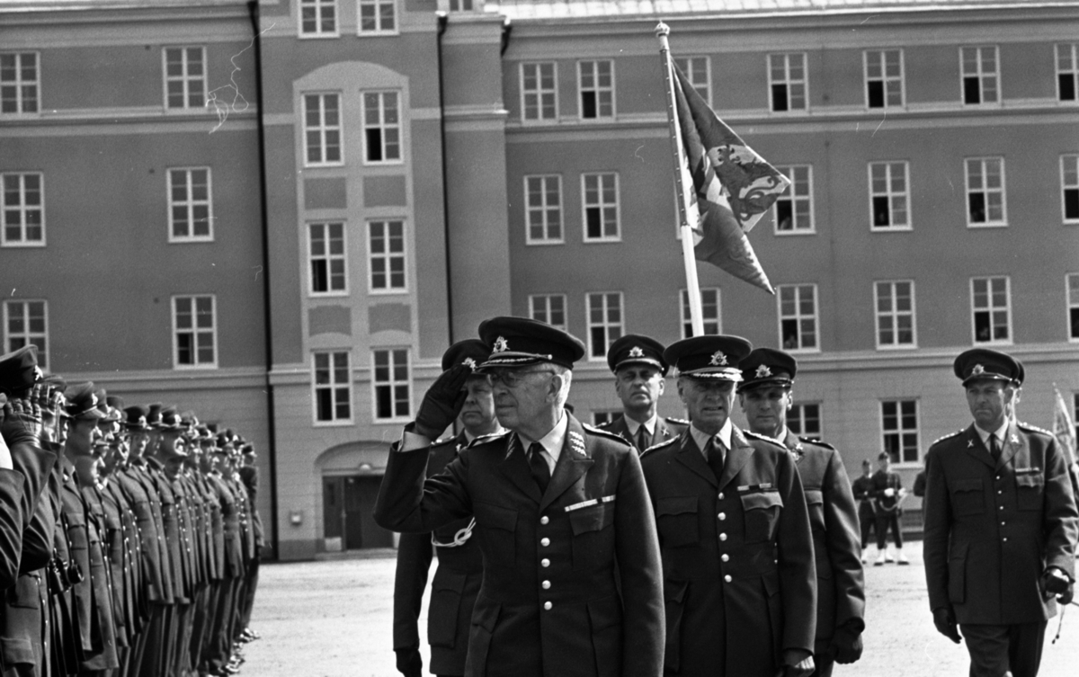 Kungen I3  28 augusti 1967

Kung Gustav VI Adolf besöker Örebro Livregementes Grenadjärer i Grenadjärsstaden. Han gör honnör när han passerar förbi en linje med uppställda soldater tillsammans med en grupp miltära befäl. Andra soldater syns i bakgrunden.