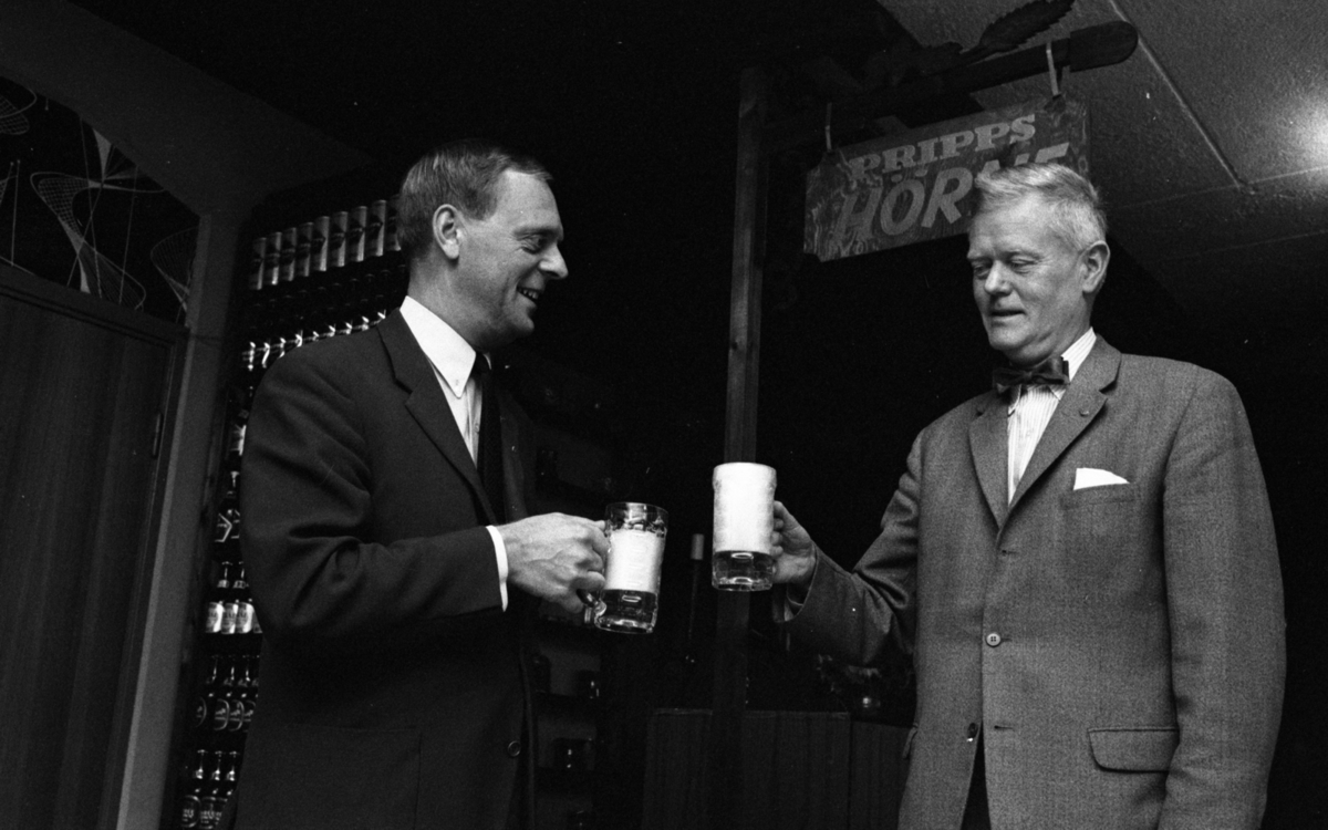 Mellanölet firar 1-års jubileum. 1 oktober 1966. 
Pripps bryggerierna i Örebro. Till höger på bilden disponent Fritz Kalb.