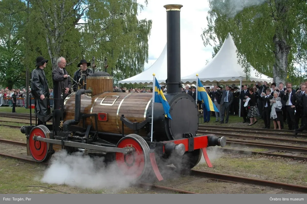 Den 5 juni 2006 firades järnvägens 150-årsjubileum med pompa och ståt i Nora. Kung Carl XVI Gustaf anlände med ett bolmande ånglok tillsammans med 200 inbjudna gäster till Nora station.
Ångloket Förstlingen.
