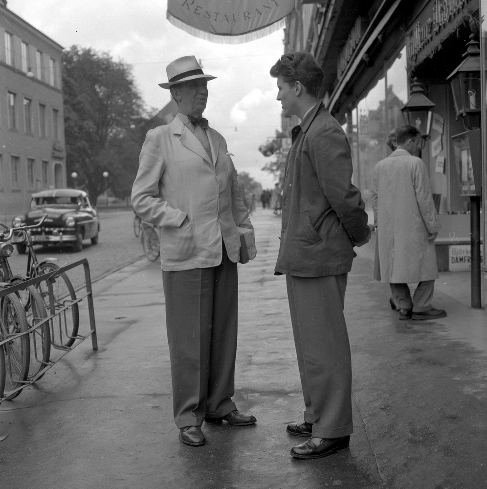 Överste Flodström i Örebro.
 13 augusti 1955
Bilden tagen vid restaurang Gyllene Drotten, Drottninggatan 15.
