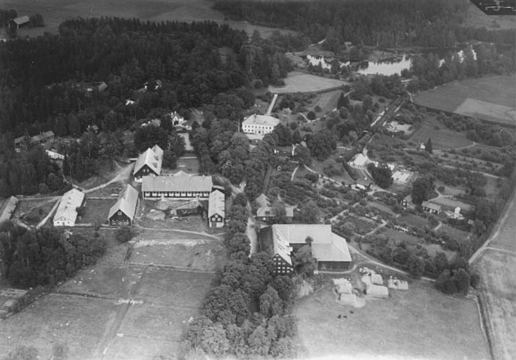 Flygfoto över Sickelsjö, bostadshus och ekonomibyggnader.