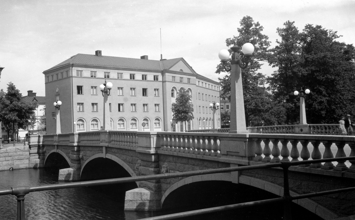Nämndhuset, som stod klart 1934, ritat av arkitekt Georg Arn. I förgrunden Vasabron som invigdes den 18 augusti 1926. Även den byggdes efter ritningar av dåvarande stadsarkitekten Georg Arn.