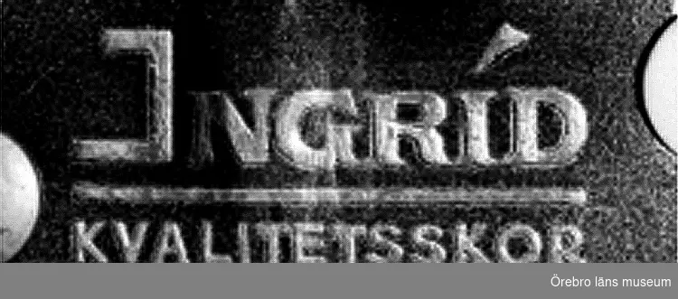 Skylt med texten: "Ingrid, Kvalitetsskor".
Ingrid och Engelbrekt var dam- respektive herrskor tillverkade av Person & Compani Örebro.