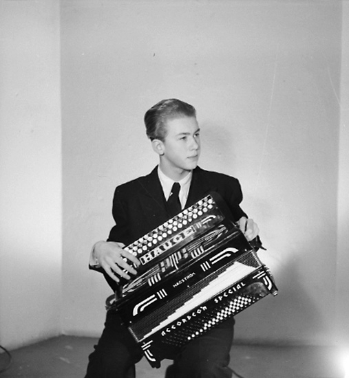 En man med musikinstrument (dragspel).Egil Hauge
