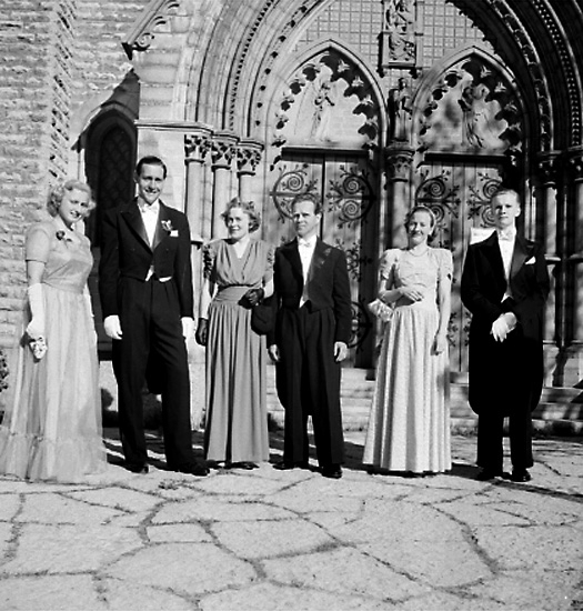 Brudpar och bröllopsgäster utanför kyrkan.
Lars-Åke Larssons bröllop.