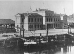 Damskipet Namsen ved kai, ant. ved jernbanestasjonen i Trond