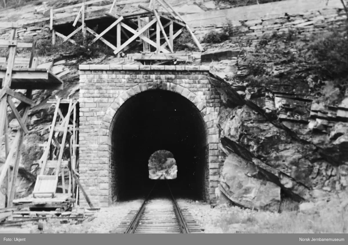 Jernbaneanlegget Mosjøen-Mo i Rana : Bjerka tunnel, ferdig murt søndre portal, pel 6405
