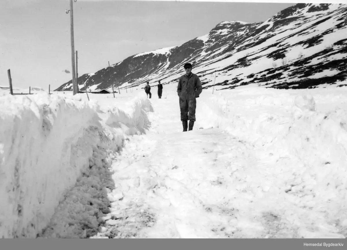 Snøryddingsarbeid på Hemsedalsfjellet  på stigninga opp  mot Slettestølen i 1959. I framgrunnen: Jæger Dokk, fødd 1920.
