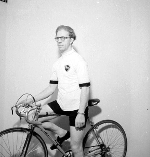 En man med cykel.
Johan Adolfsson