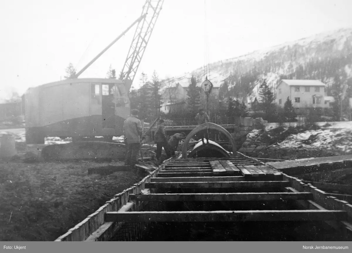 Jernbaneanlegget Mosjøen-Mo i Rana : gjenfylling av Mobekken, nedheising av rørene