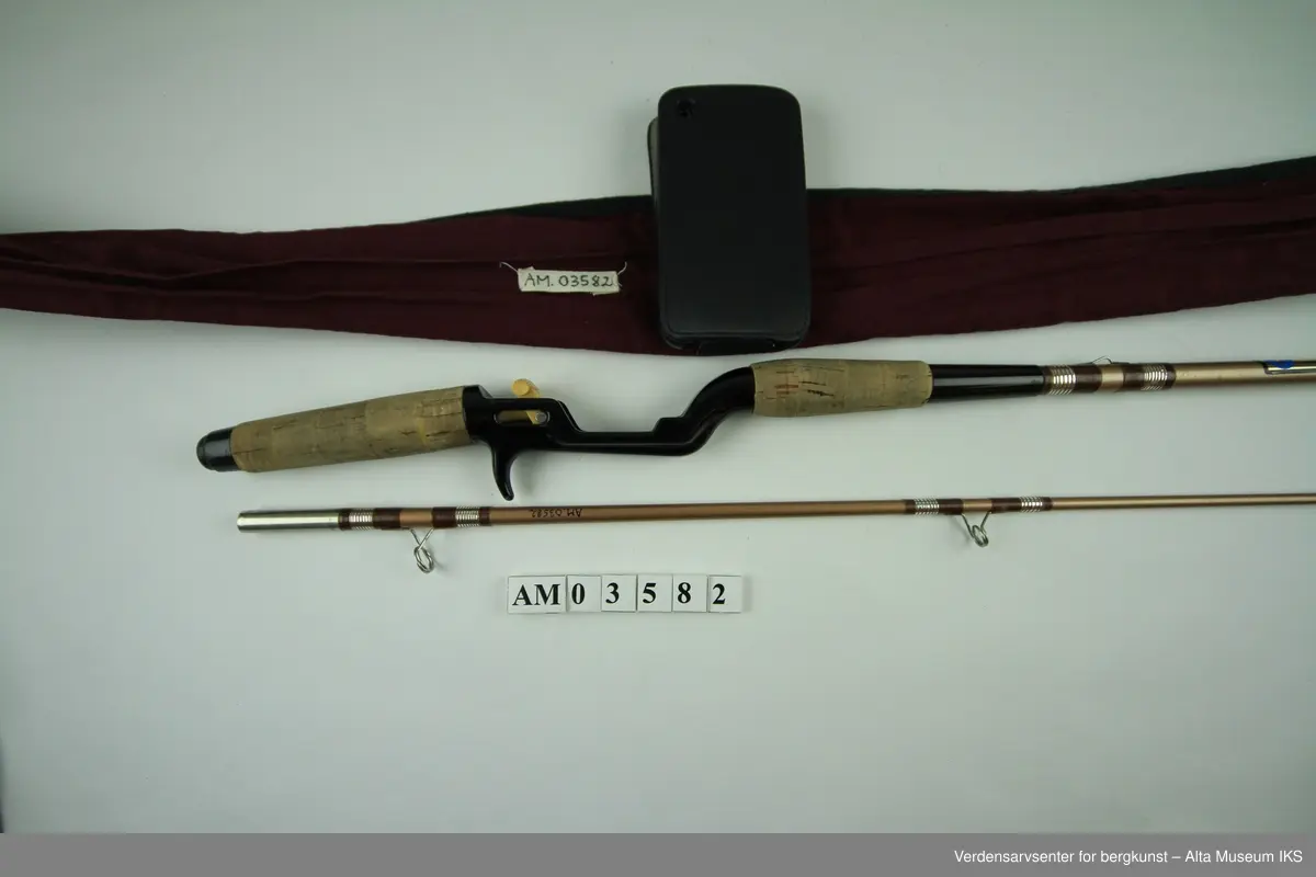 Slukstang i hulbygd glassfiber. Todelt. "Hurtigfeste" (snellefeste) Metallholker. Rød originalpose 150 x 13 cm.