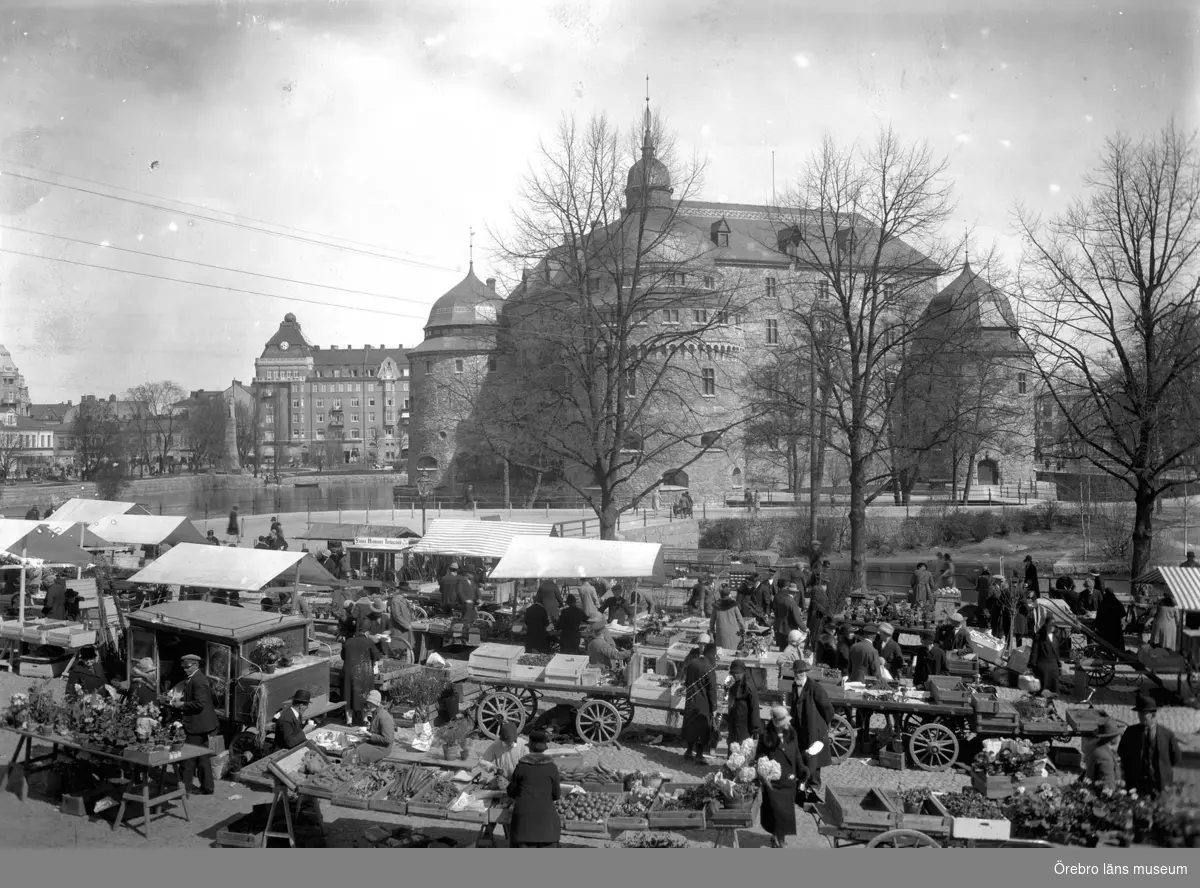 Trädgårdstorget, Fisktorget, torghandel. Örebro slott och Centralpalatset i bakgrunden.