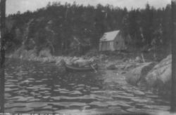 Barn på båttur ved hytta.