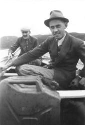 To menn i en motorbåt.