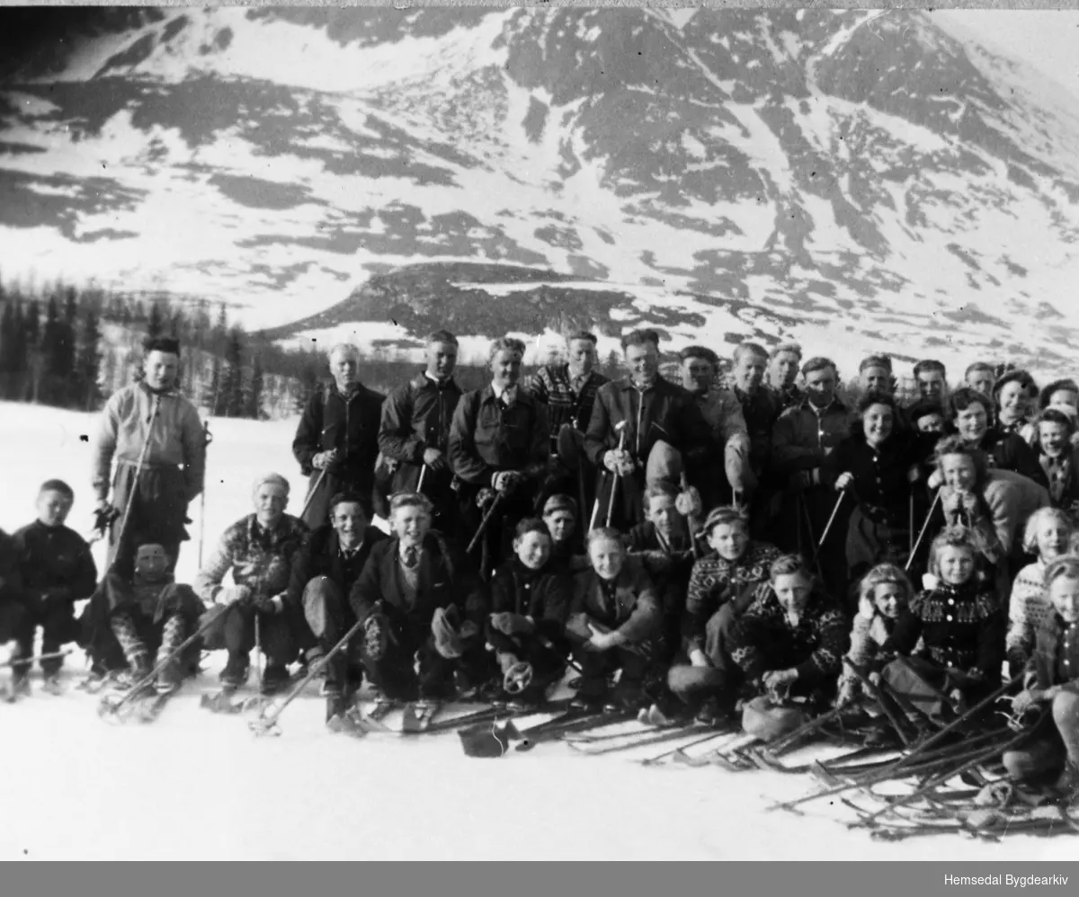 Yngres og Hemsedal Kristelege Ungdomslag på skitur til Jordheimsstølane i 1940-45.