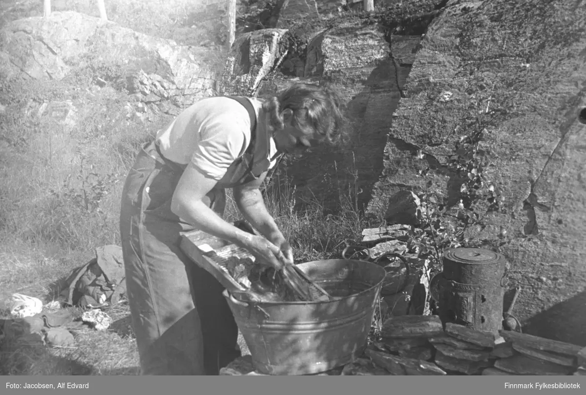 Åse Jacobsen med klesvasken. Sannsynligvis er bildet tatt om sommeren i 1946 i Rypefjord