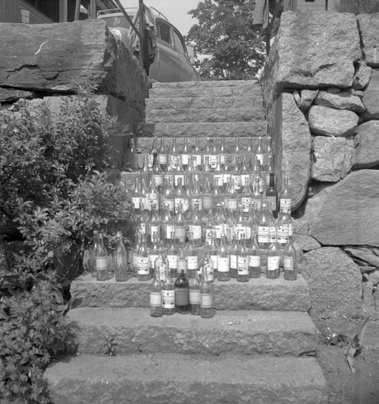 Siggebohyttan, midsommarfest, flaskor.
28 maj 1953.
