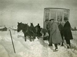 GMC buss og hestekjøretøy møtes på vegen 1925