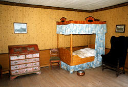 Carl Johan overnattet på dette rommet to ganger, derfor kalles rommet "kongerommet". Senga har hvite gardiner med blått trykk.