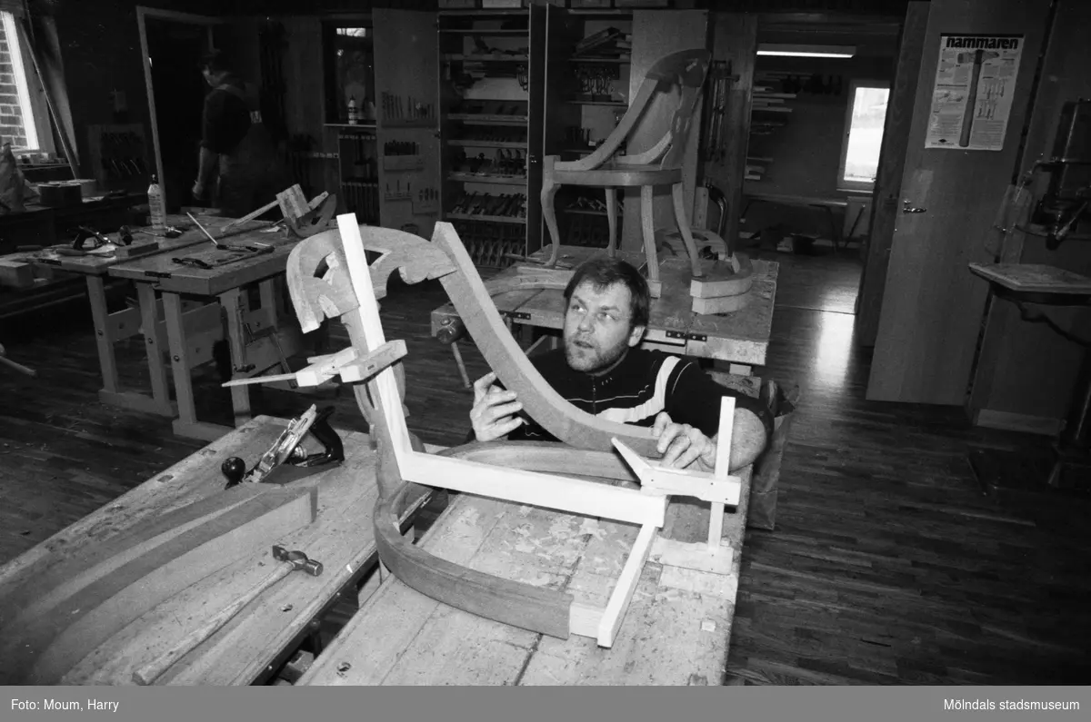 Kurs i lindomesnickeri i Sinntorpsskolans slöjdsal i Lindome, år 1983. En man som tillverkar göteborgsstolar.

För mer information om bilden se under tilläggsinformation.