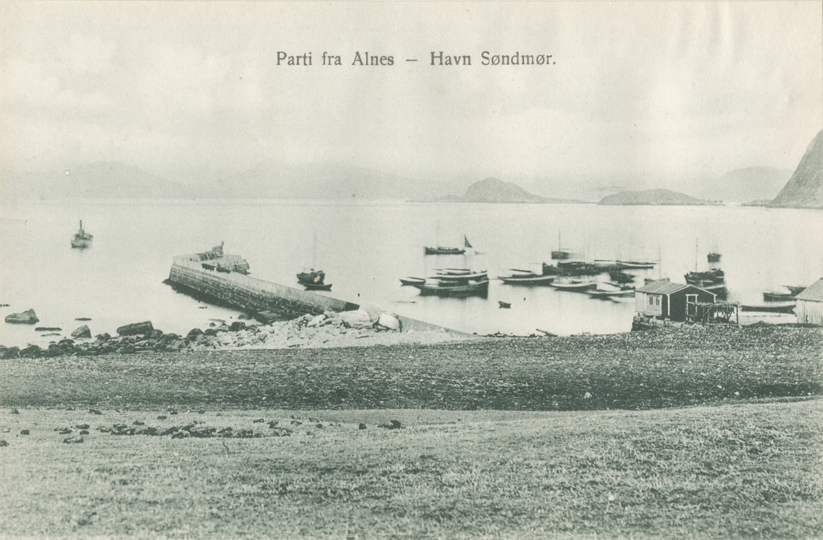 Postkort med motiv av båter i havn på Alnes, Godøy.