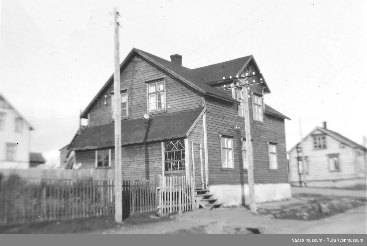 Hjalmar Pedersens hus i Hvistendahlsgt. i Vadsø som senere ble butikk. Ant. før 1926