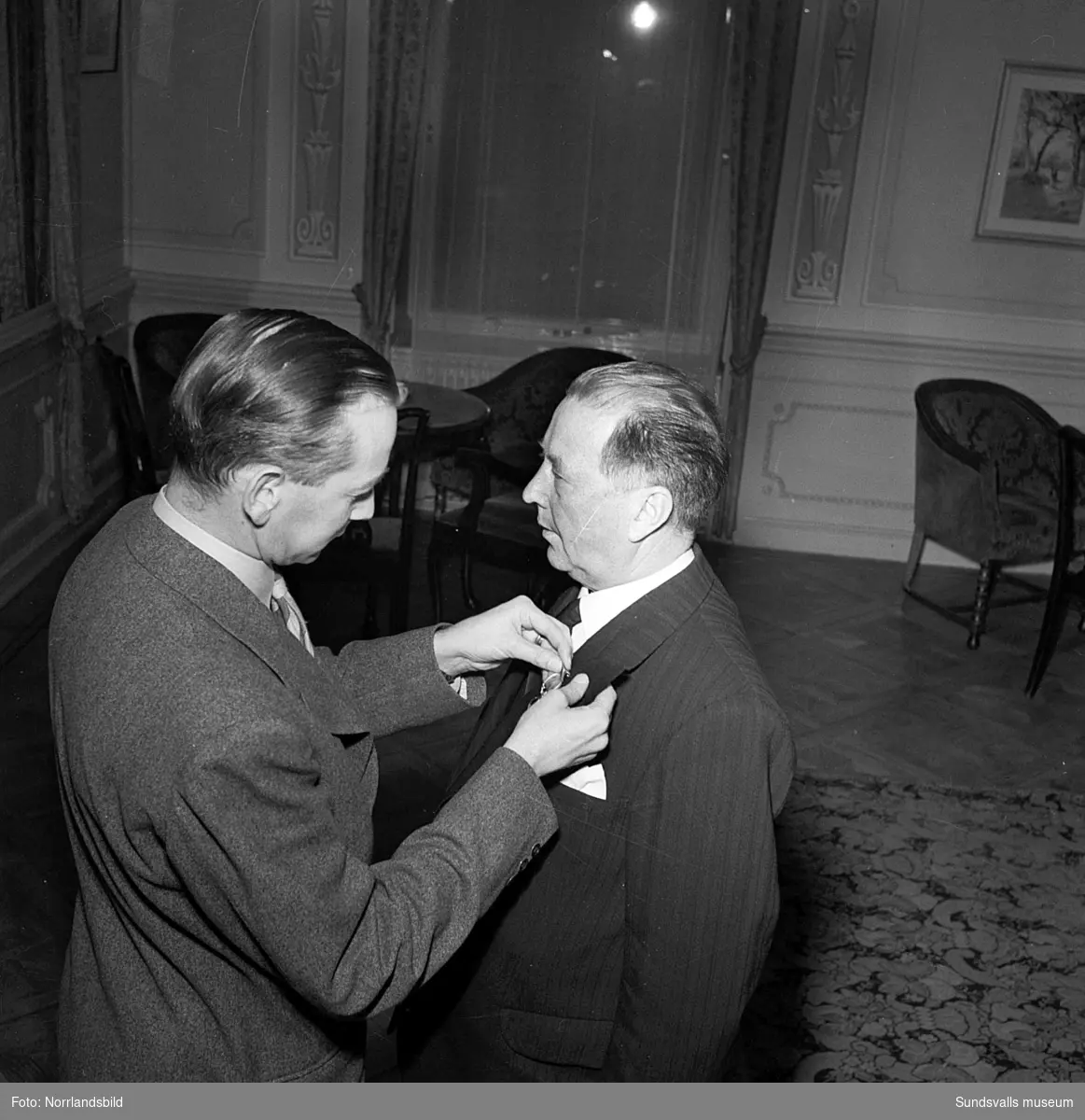 Medaljutdelning av Telegrafens personal på hotell Knaust. Bild 2 Gustaf Sundsten dekoreras. "Medaljutdelning å Hotel Knaust 1949 befattningsinnehavare inom VI distriktet".