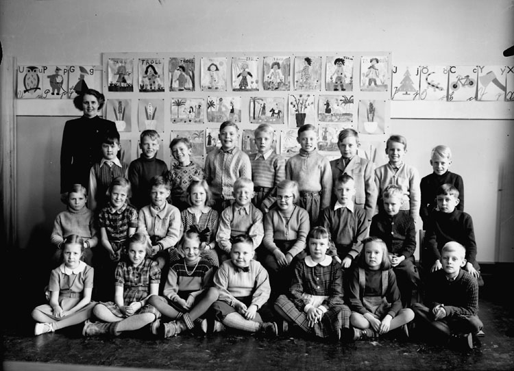 Olaus Petriskolan, klassrumsinteriör, 34 pojkar med lärarinna fru Svea Lind.
Klass 2a, sal 1.