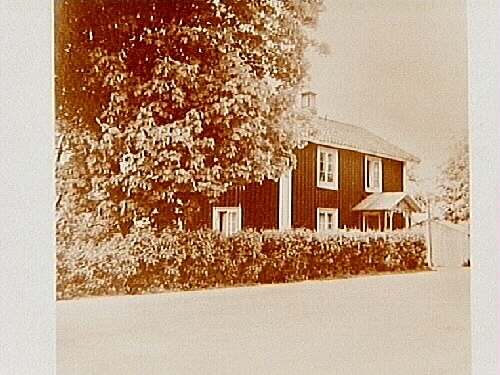 Tvåvånings enkelstuga. 
AB A.P. Hallqvist.
Huset Granelund i Viby socken, där grunden lades till A.P. Hallqvist-Koncernen 1874 av handlaren A.E. Hallqvist. Bilden tagen omkring 1880.
(Två bilder på samma glasplåt)