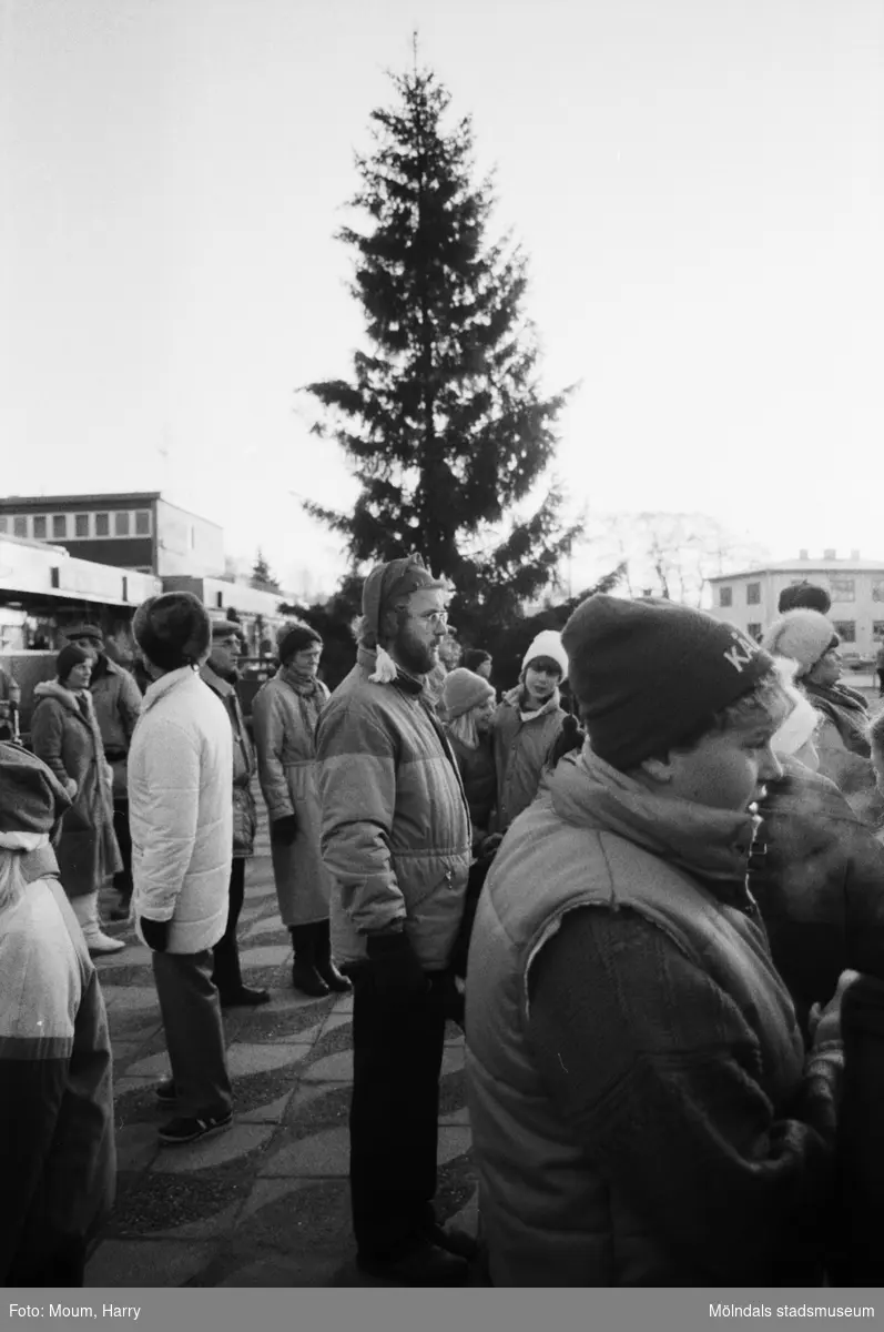 Underhållning i samband med Kållereds lucias kröning i Kållereds centrum, år 1983.

För mer information om bilden se under tilläggsinformation.