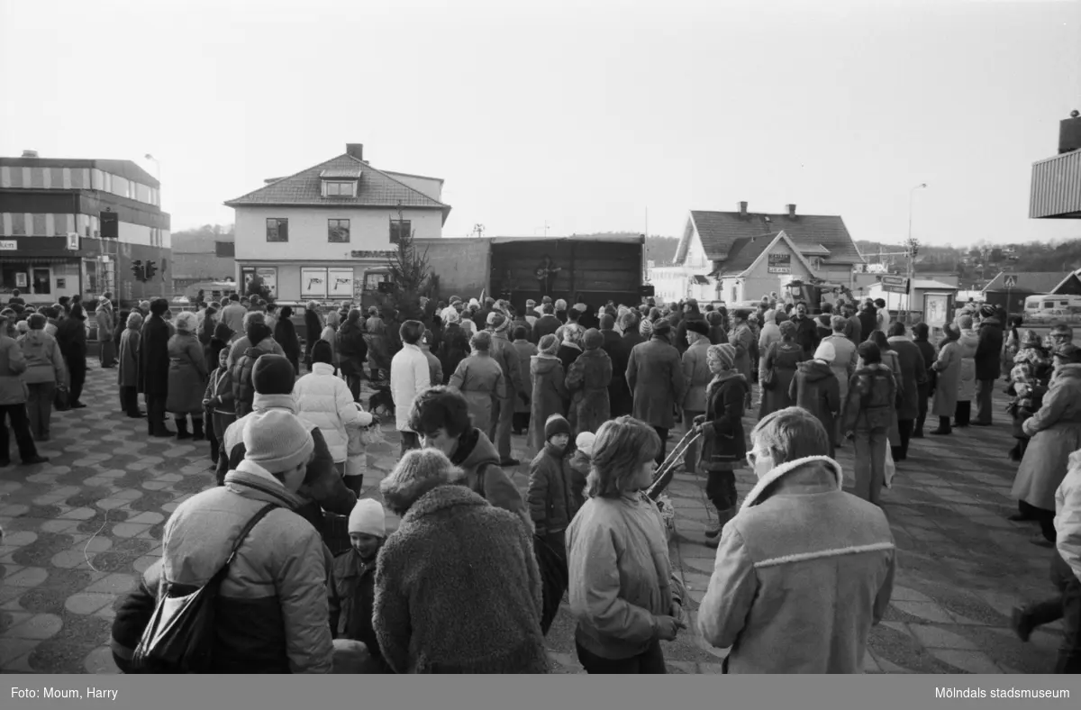 Underhållning i samband med Kållereds lucias kröning i Kållereds centrum, år 1983. Stefan Ljungqvist på scen.

För mer information om bilden se under tilläggsinformation.