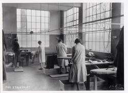 Kvinner på arbeid i strykeriet ved Wilhelm Kahrs Kemisk Rens