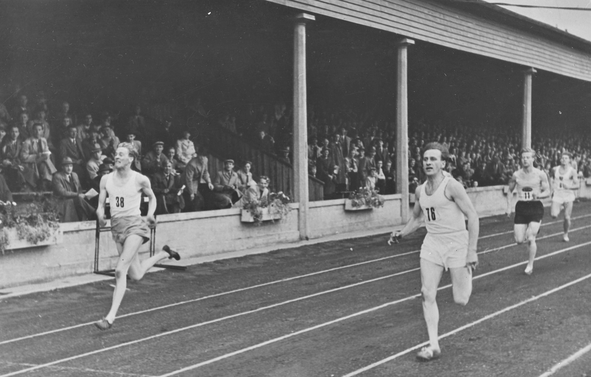 Knut Moum og Ivar Espenes på stadion under et idrettsstevne