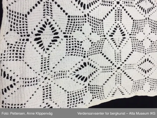 Firkantet hvit duk. Heklet mønster (snørose).