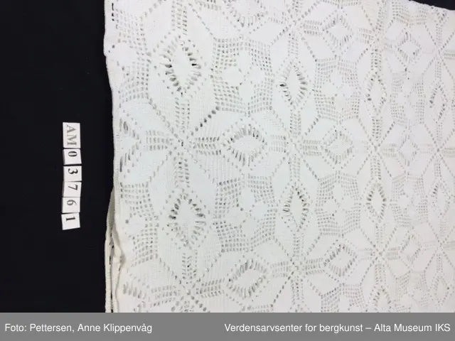 Firkantet hvit duk. Heklet mønster (snørose).