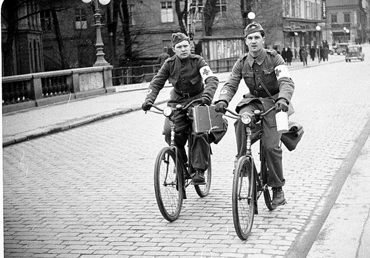 "Lilla Larsson" och Lars Anderås i väntan på transport till Skåne ca 15 april 1940.