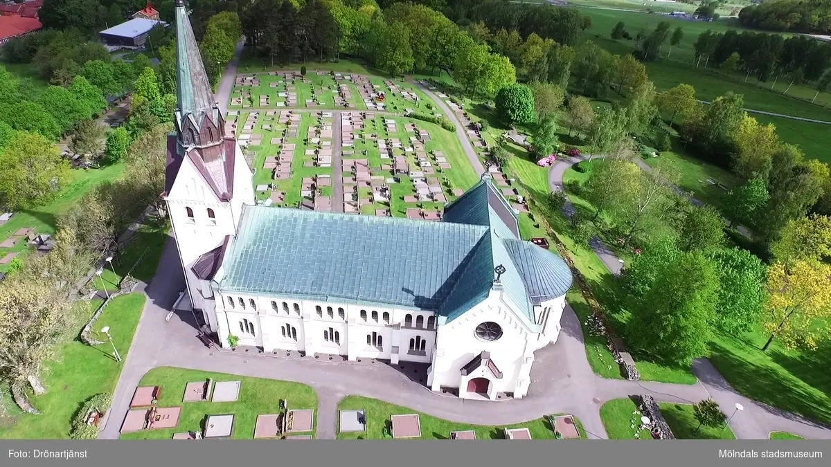 Flygfilm tagen med drönare som visar Lindome kyrka i Mölndals kommun, år 2015.