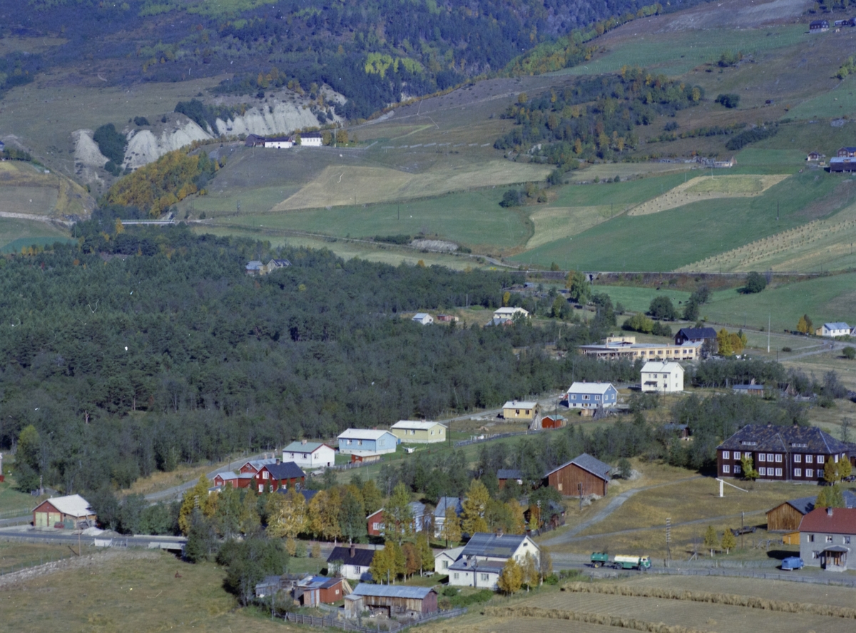 Flyfoto, bebyggelse, Dovre sentrum.  Hjerleid ( Hjerleids minne) til h. med rekke boliger med Fredheim aldersheim øverst. Bak i bildet ligger Skjelstad. Orheim er nevnt og er de nederste røde husene i rekken.