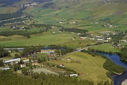 Flyfoto,tettstedet Dovre med Lågen, i forgrunn Hjerleid skol