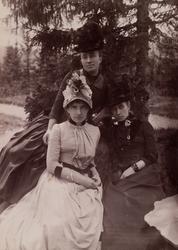 Gruppeportrett fra Gausdal Sanatorium med Mathilde Mathiesen