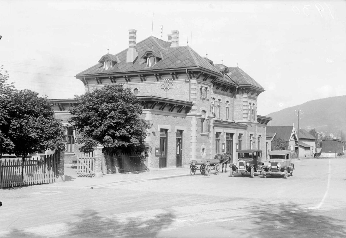 Lillehammer jernbanestasjon med drosjer 1930. Hest med vogn.