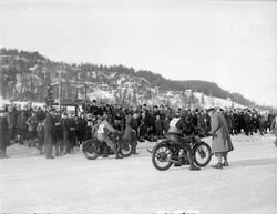 Mjøsløpet 1933. Motorsykler med menn. Mennesker.