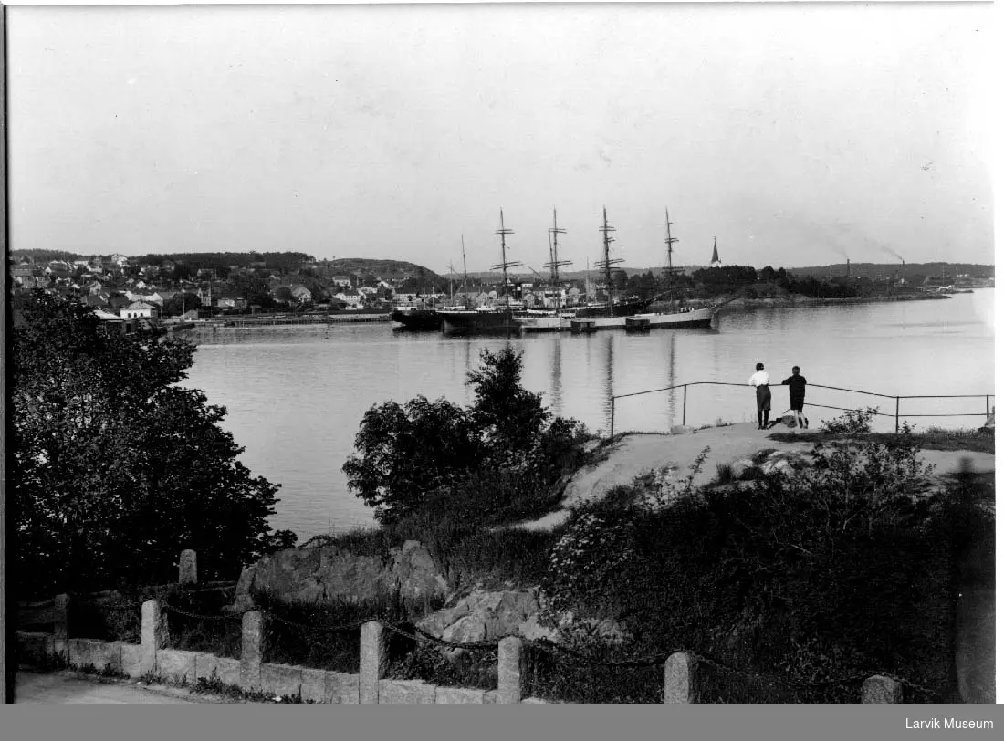 Larvik havn med seilskip sett fra fjellet mellom batteristranda og badet 1936