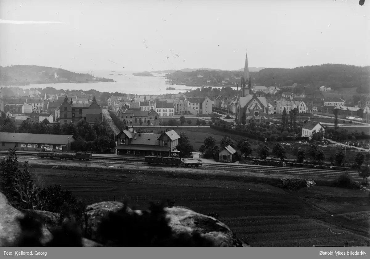 Oversiktsbilde fra Sandefjord 1909. Jernbanestasjonen og Sandefjord kirke.