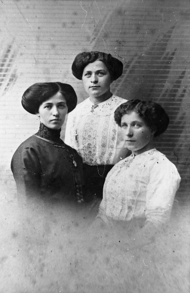 Søstrene Karlsen Dypvik fra Djupvik på Dyrøya. 1913