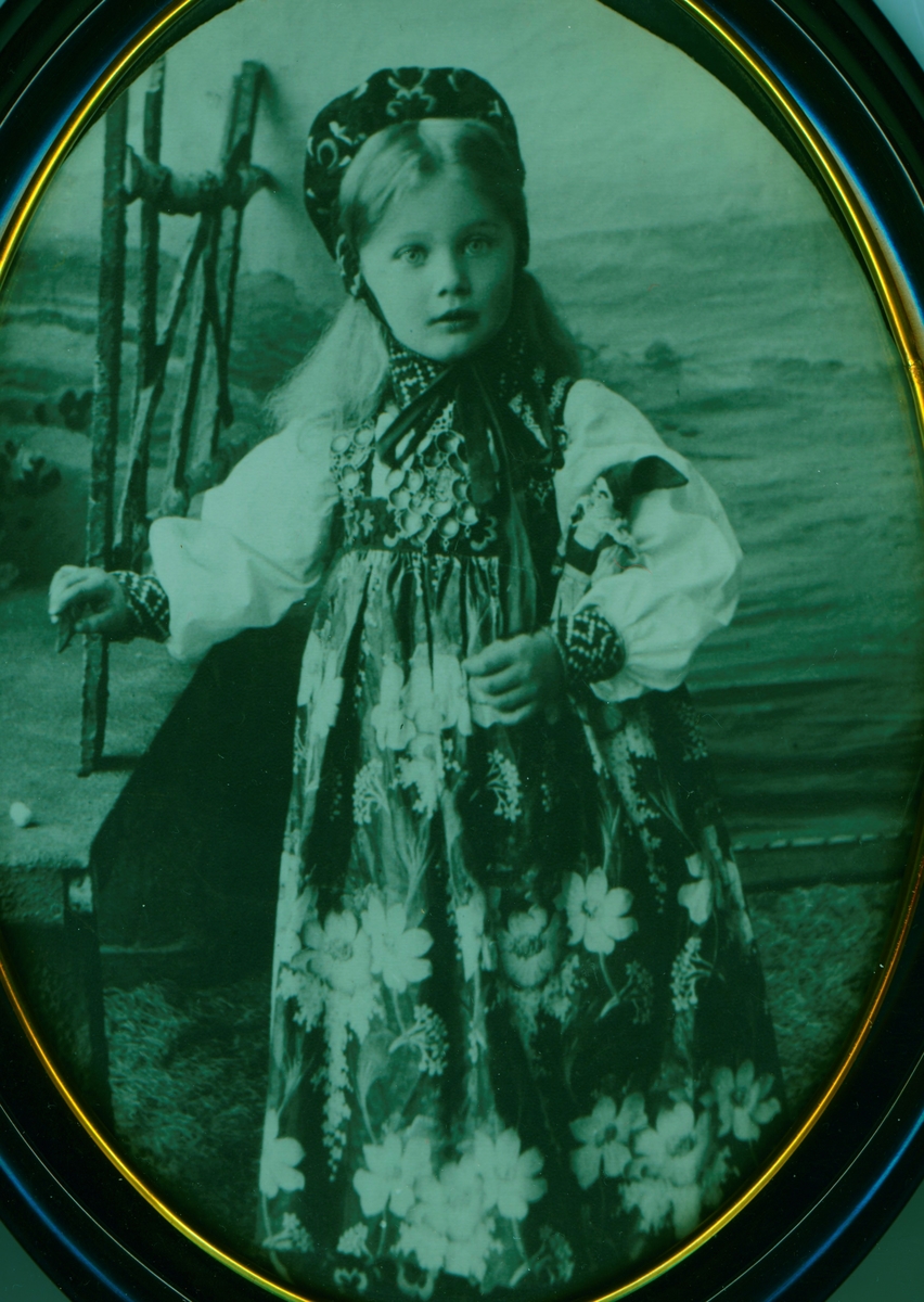 Barneportrett av Ingebjørg (Ingeborg) Ovida Knutsdtr. Leikvollen, 5 år (1911)